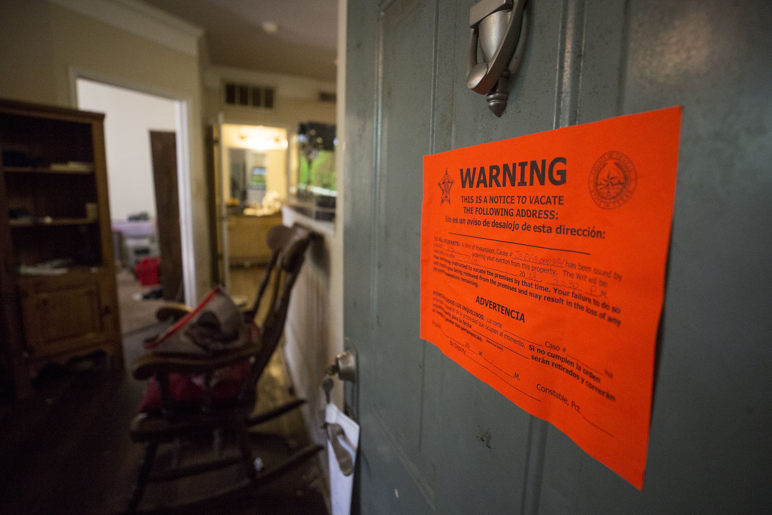 A notice to vacate on an apartment door.